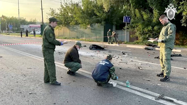 Penyelidik memeriksa lokasi dugaan serangan bom mobil di wilayah Moskow, Rusia, Minggu (21/8/2022). Foto: Investigative Committee of Russia/Reuters