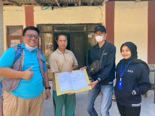 Foto Penyerahan Sertifikat NIB Sangkar Burung (Sumber : Arsip Tim PDD KKN Sumberdanti)