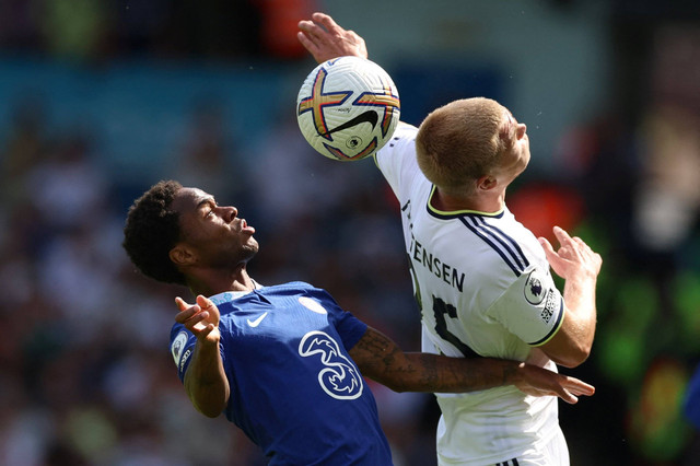 Pemain Leeds United Rasmus Kristensen berebut bola dengan pemain Chelsea Raheem Sterling pada pertandingan lanjutan Liga Inggris di Elland Road, Leeds, Inggris. Foto: Phil Noble/REUTERS