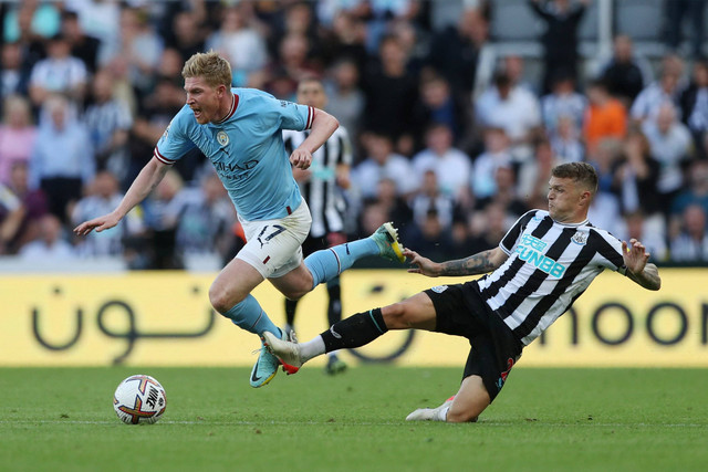 Pemain Manchester City Kevin De Bruyne  berebut bola dengan pemain Newcastle United, Kieran Trippier, pada pertandingan lanjutan Liga Inggris di St James' Park, Newcastle, Inggris.
 Foto: Scott Heppell/REUTERS