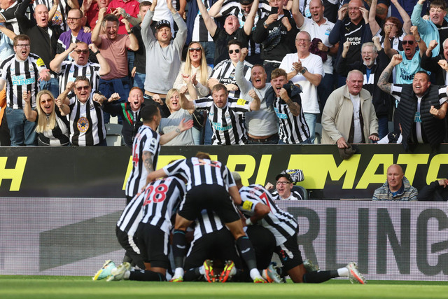 Selebrasi pemain Newcastle United usai mencetak gol ke gawang Manchester City pada pertandingan lanjutan Liga Inggris di St James' Park, Newcastle, Inggris.
 Foto: Lee Smith/REUTERS