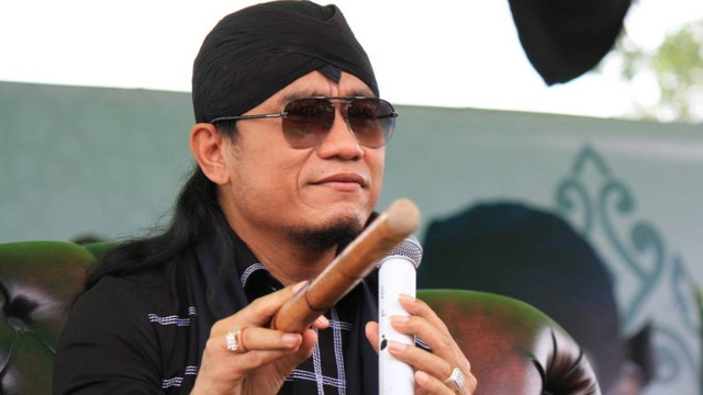 Gus Miftah memberikan ceramah kepada masyarakat di Lapangan Desa Bulu, Kabupaten Temanggung, Minggu (21/8/2022). Foto: ari/Tugu Jogja