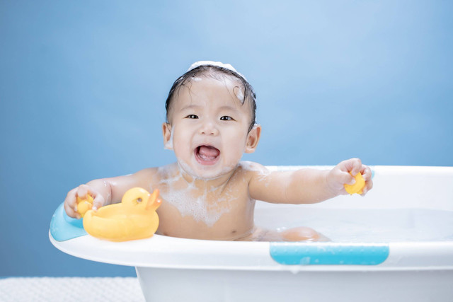 Ilustrasi bayi mandi. Foto: Shutterstock