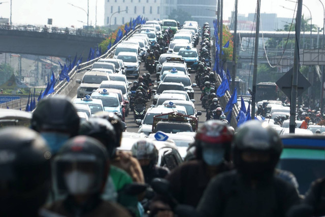 Suasana macet Kendaraan bermotor di kawasan Matraman, Jakarta Timur akibat pembangunan trotoar pada Senin (22/8). Foto: Iqbal Firdaus/kumparan
