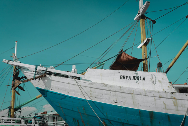 rute ke pelabuhan perak. sumber foto : unsplash/bayu.