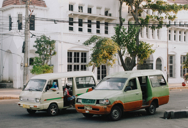 Armada angkutan umum di Surabaya (Foto: Alloni/Unsplash)