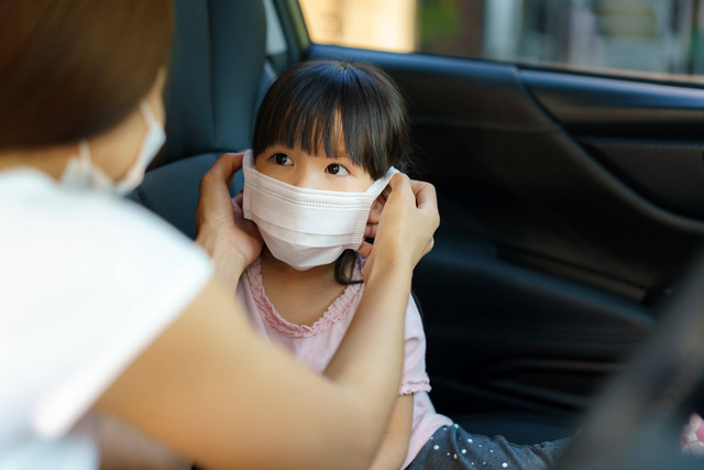 Ilustrasi anak memakai masker. Foto: Shutterstock