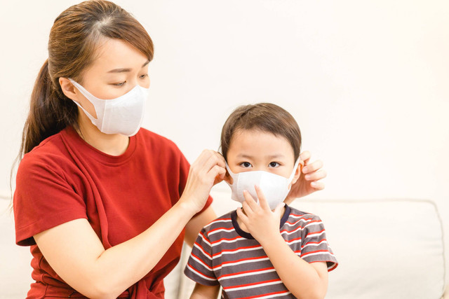 Ilustrasi anak memakai masker. Foto: Shutterstock