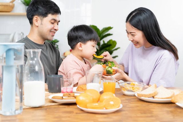 Cara Membangun Kebiasaan Makan Sehat Pada Anak. Foto: Shutterstock