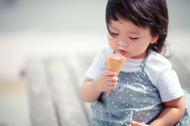 Ilustrasi anak makan es krim. Foto: Shutterstock