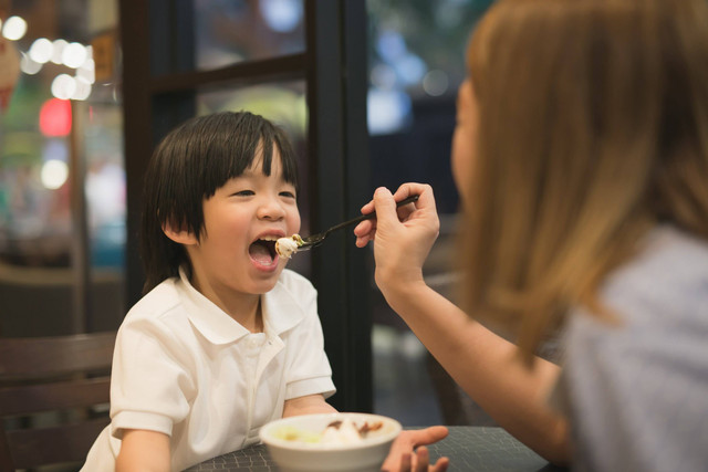 Ilustrasi anak sedang makan. Foto: Shutterstock
