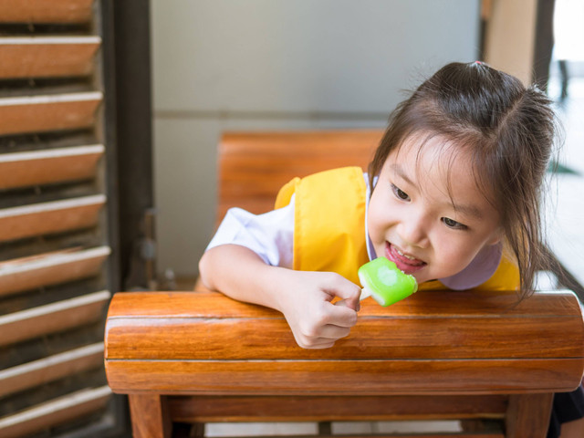 Ilustrasi anak makan es krim. Foto: Shutterstock