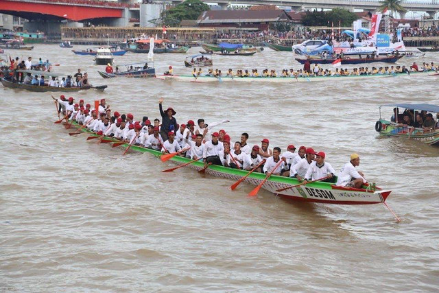 Peserta perlombaan perahu bidar di Sungai Musi Palembang. (ist)
