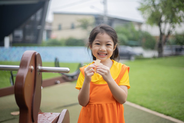Ilustrasi anak makan di restoran. Foto: Shutterstock