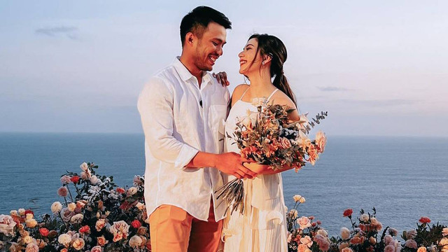 Dilamar sang kekasih, Jessica Mila tampil anggun dengan gaun lipit putih. Foto: dok. Instagram