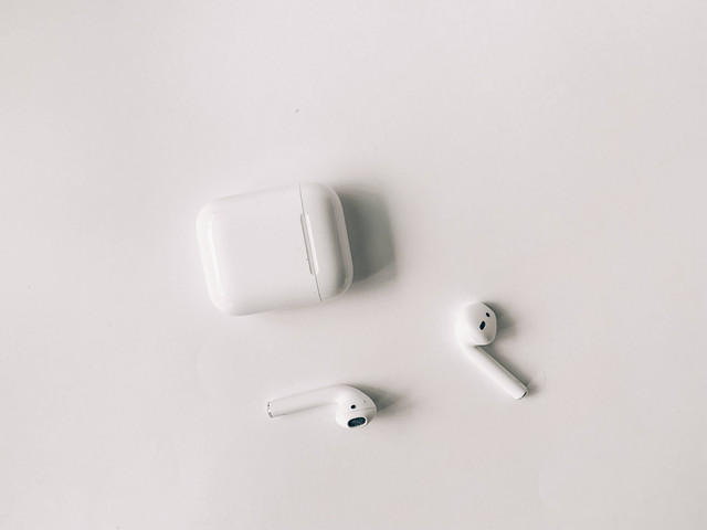 AirPods. Sumber: Pexels.com/Dina Nasyrova