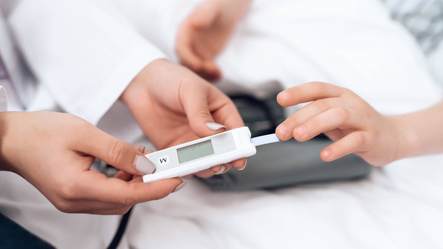 Ilustrasi pemeriksaan gula darah pada anak. Foto: VGstockstudioShutterstock