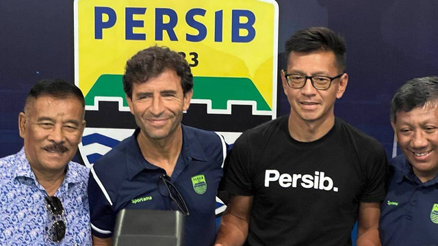 Luis Milla diperkenalkan oleh Persib. Foto: Soni Insan Bagus/kumparan