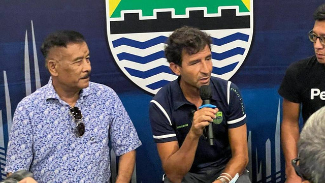 Luis Milla diperkenalkan oleh Persib. Foto: Soni Insan Bagus/kumparan