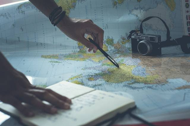 Ilustrasi alah satu upaya pemerataan penduduk oleh pemerintah adalah dengan program transmigrasi, sumber foto Glenn Carstens-Peters on Unsplash