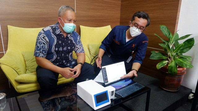 Inventor GeNose, Prof Kuwat Triyana dan dr Dian Kesumapramudya Nurputra. Foto: Arfiansyah Panji Purnandaru/kumparan