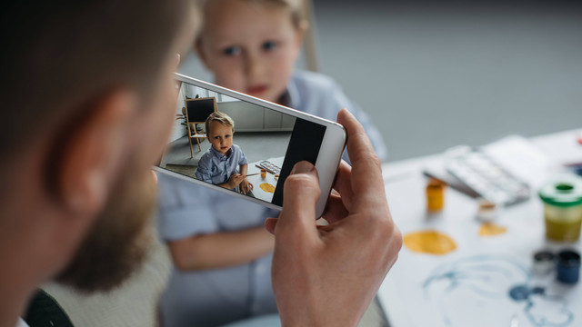 Ilustrasi Ayah mengambil foto anak. Foto: LightField Studios/Shutterstock