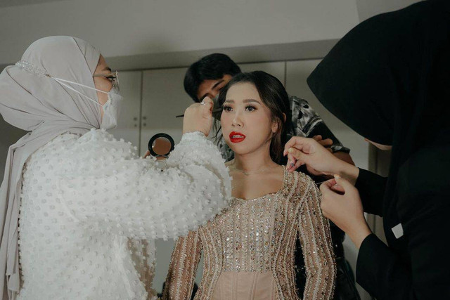 Kiky Saputri mengenakan kebaya. Foto: Instagram @kikysaputrii.