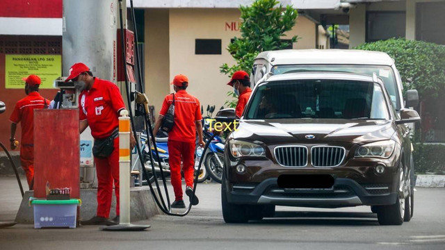 Sejumlah mobil antre mengisi bahan bakar di sejumlah Pertamina di kawasan Bekasi, Jawa Barat pada Kamis (30/6). Foto: Iqbal Firdaus/kumparan