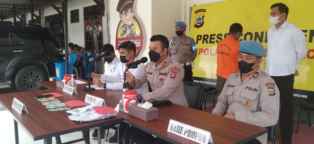 FS bandar togel yang beroperasi di Kota Sorong berhasil ditangkap polisi, foto: Yanti/BalleoNEWS
