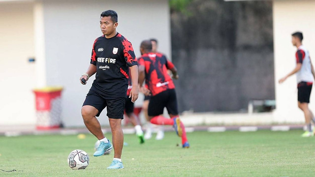 Pelatih sementara Persis Solo, Rasiman, memimpin latihan tim Persis Solo. FOTO: Dok Istimewa