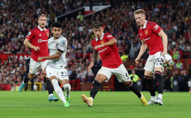 Pemain Liverpool Luis Diaz menendang bola ke arah gawang Manchester United pada pertandingan lanjutan Liga Inggris di Old Trafford, Manchester, Inggris. Foto: Phil Noble/REUTERS