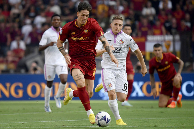 Pemain AS Roma Nicolo Zaniolo berusaha melewati pemain Cremonese pada pertandingan Liga Italia di Stadio Olimpico, Roma, Italia. Foto: Filippo MONTEFORTE / AFP