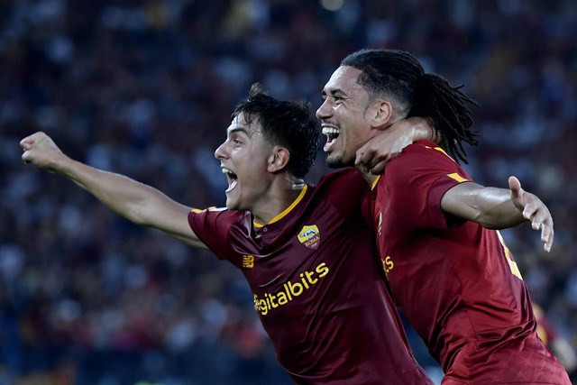 Selebrasi pemain AS Roma usai mencetak gol ke gawang Cremonese pada pertandingan Liga Italia di Stadio Olimpico, Roma, Italia. Foto: Filippo MONTEFORTE / AFP