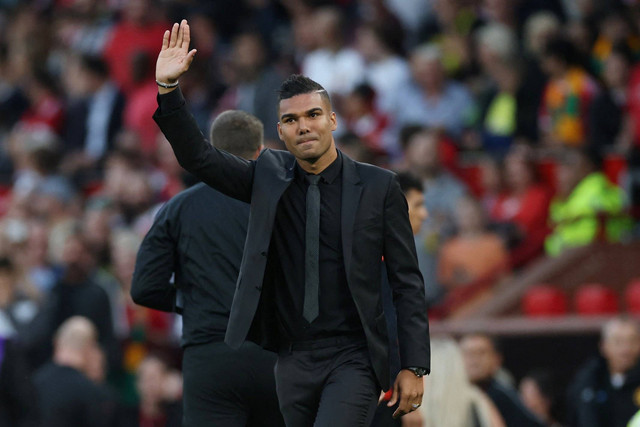 Pemain baru Manchester United Casemiro melambaikan tangan kepada para penggemar sebelum pertandingan Manchester United melawan Liverpool di Old Trafford, Selasa (23/8). Foto: Phil Noble/REUTERS