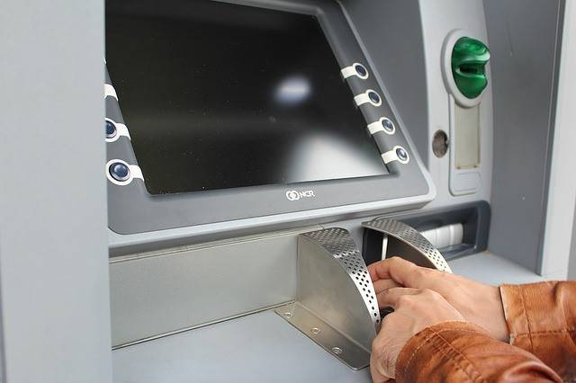 Ilustrasi melakukan tarik tunai di ATM Bersama. Foto: Pixabay