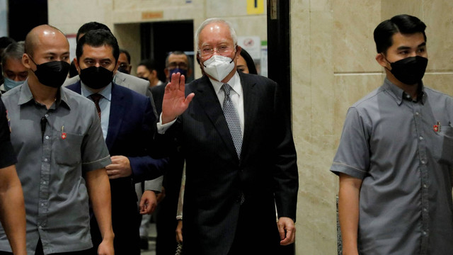 Mantan Perdana Menteri Malaysia Najib Razak tiba di Pengadilan Federal, di Putrajaya, Malaysia, Selasa (23/8/2022). Foto: Hasnoor Hussain/REUTERS