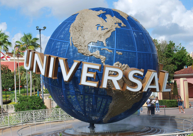 universal studios di mana saja. sumber foto : unsplash/guneet jassal.