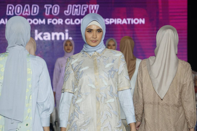 Sejumlah model meragakan busana di catwalk dalam parade roadshow Jakarta Muslim Fashion Week (JMFW) 2024 di Auditorium Kementerian Perdagangan pada Selasa (23/8/2022). Foto: Iqbal Firdaus/kumparan