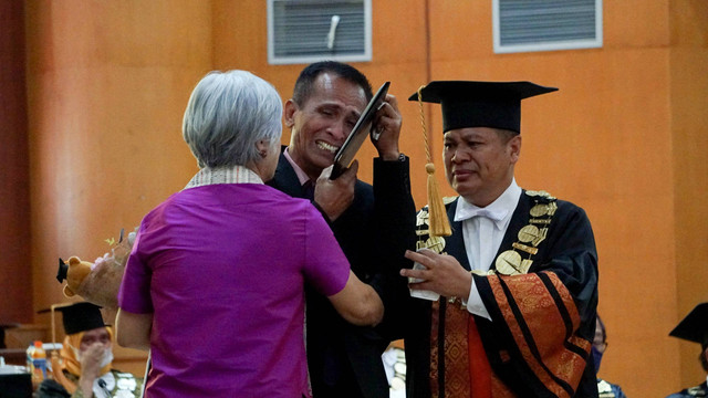 Samuel Hutabarat saat menerima ijazah anaknya, alm. Brigadir Yosua, di acara Wisuda Universitas Terbuka, Pondok Cabe, Pamulang, Tangerang Selatan, Selasa (23/8/2022). Foto: Jamal Ramadhan/kumparan