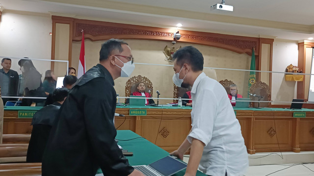 Staf Khusus Bidang Ekonomi dan Pembangunan Kabupaten Tabanan sekaligus dosen nonaktif Universitas Udayana I Dewa Nyoman Wiratmaja menjalani sidang putusan di Pengadilan Tipikor Denpasar, Selasa (23/8). Foto: Denita br Matondang-Kumparan
