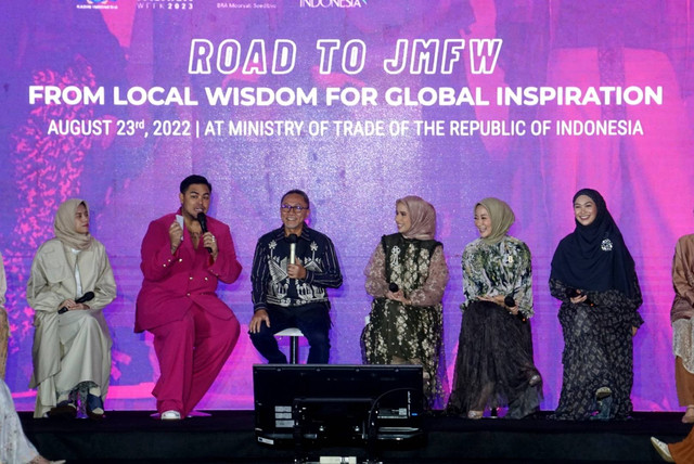 Menteri Perdagangan Zulkifli Hasan berserta sejumlah desainer di Roadshow Jakarta Muslim Fashion Week (JMFW) 2024 di Auditorium Kementerian Perdagangan pada Selasa (23/8/2022). Foto: Iqbal Firdaus/kumparan