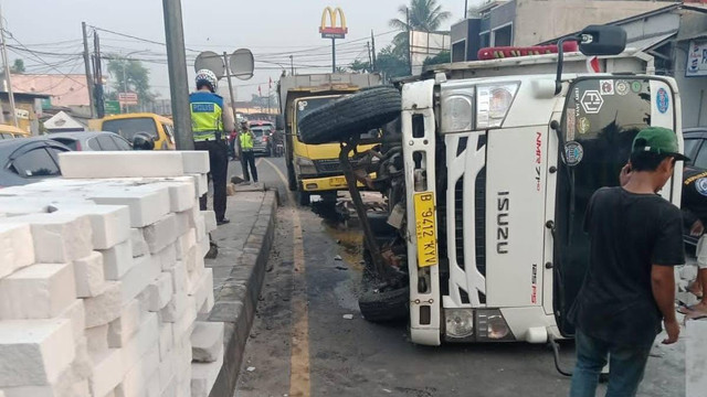 Truk bermuatan hebel terguling di Tangerang. Foto: Dok. Istimewa