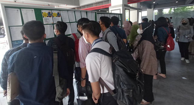 Jobseeker saat mencari lowongan pekerjaan di acara Job Fair 2022 yang digelar UHW Perbanas. Foto-foto: Masruroh/Basra