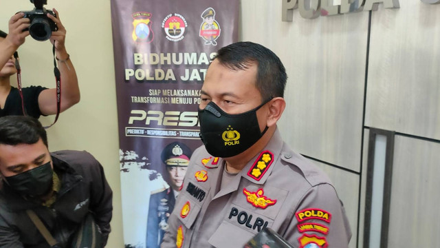 Kabid Humas Polda Jatim Kombes Pol Dirmanto mengungkap penangkapan Kapolsek Sukodono Sidoarjo dan 2 anggota polisi lainnya positif konsumsi sabu, Selasa (23/8/2022). Foto: Farusma Okta Verdian/kumparan