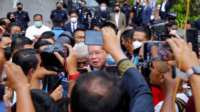 Mantan Perdana Menteri Malaysia Najib Razak keluar dari Pengadilan Federal saat jeda sidang, di Putrajaya, Malaysia, Selasa (23/8/2022). Foto: Lai Seng Sin/REUTERS