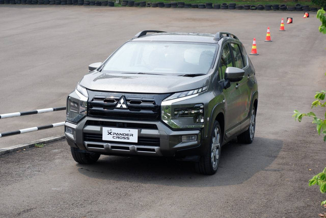 Menjajal fitur brake hold new Mitsubishi Xpander Cross di jalan menanjak. Foto: Aditya Pratama Niagara/kumparan