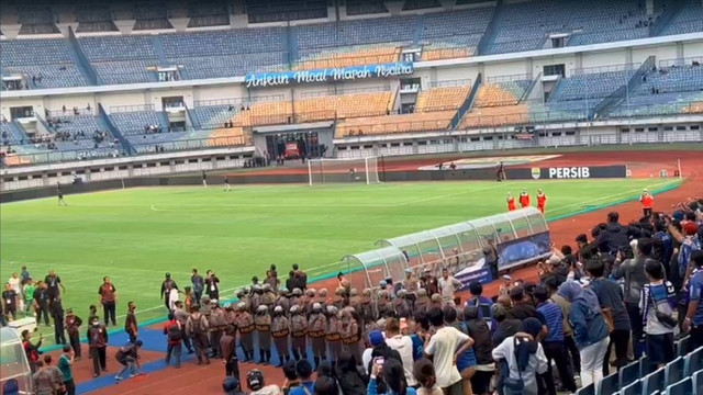 Hujan botol iringi skuad Bali United ke ruang ganti usai lawan Persib. Foto: Soni Insan Bagus/kumparan