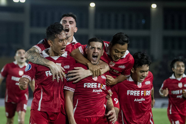 Pemain Persis Solo Alexis Nahuel Messidoro (tengah) berselebrasi usai berhasil mencetak gol ke gawang Madura United pada pertandingan BRI Liga I di Stadion Manahan, Solo, Jawa Tengah, Selasa (23/8/2022). Foto: Mohammad Ayudha/ANTARA FOTO