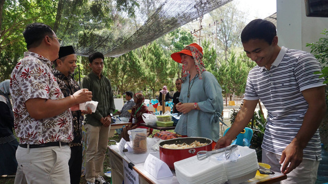 Mencoba cicipi kuliner Australia. Foto: Humas USK