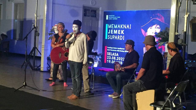 Peringatan 40 hari Jemek Supardi oleh para sahabat seniman. Foto: Maria Wulan/Tugu Jogja